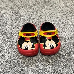 Red Mickey Mouse toddler size 7 croc